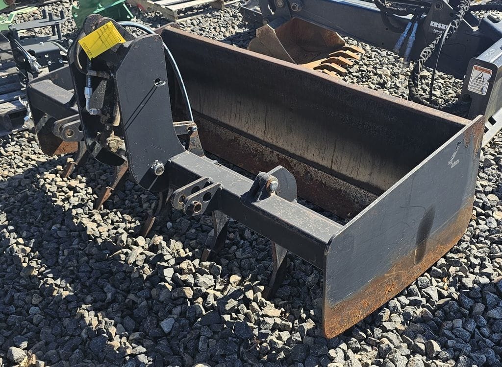 BOX SCRAPPER WITH HYDRAULIC RIPPERS